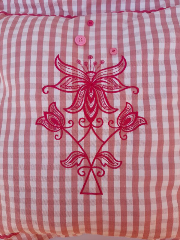 Coussin artisanal brodé