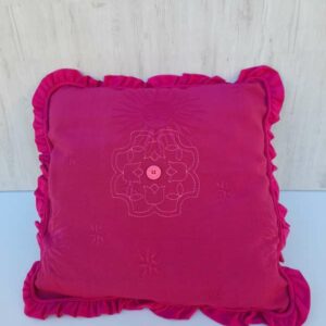 coussin à volant brodé