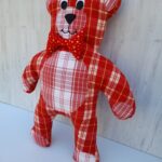 Ours en tissu à carreaux rouge