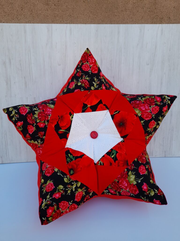 Coussin étoile patchwork rouge