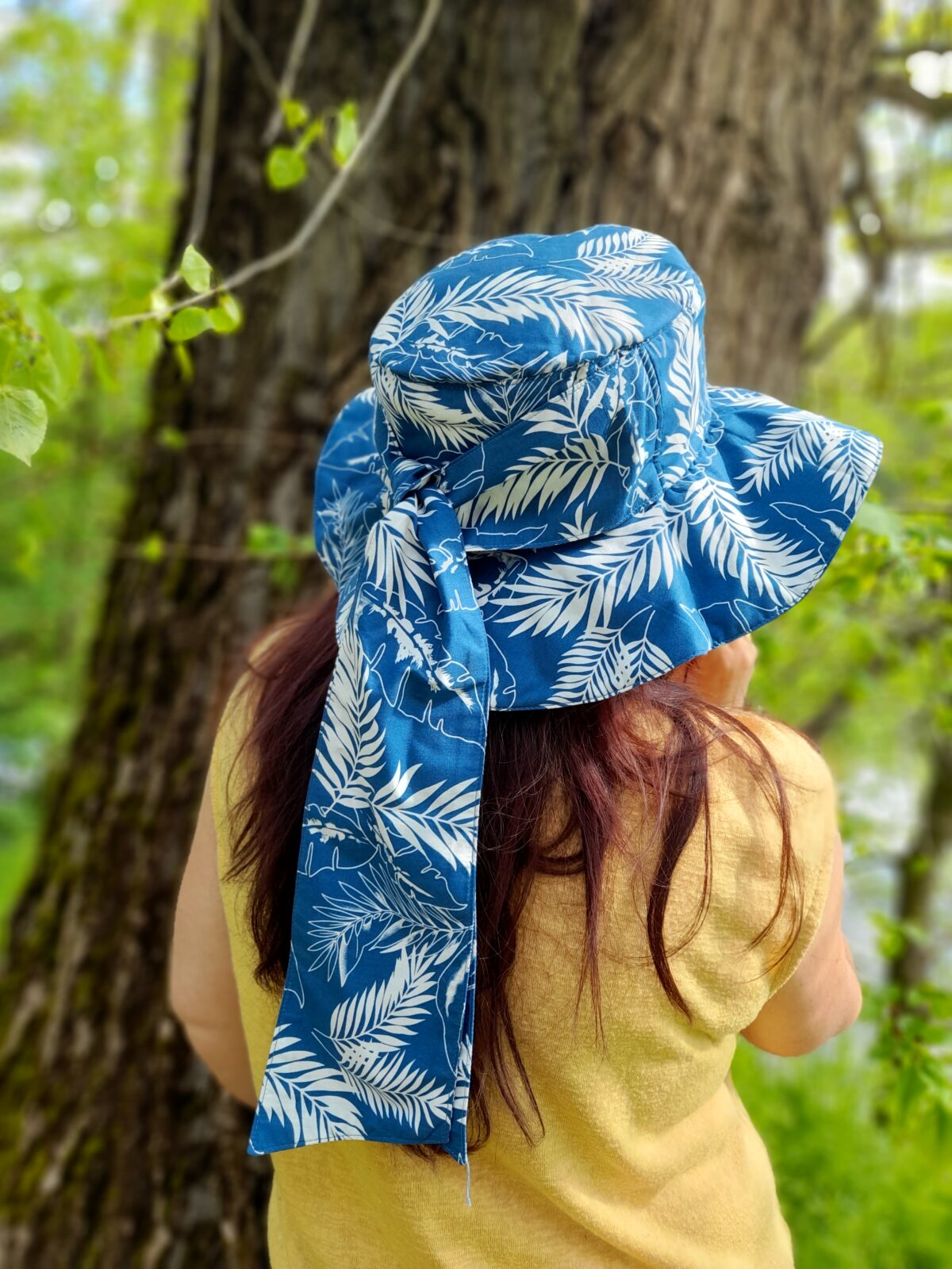 Chapeau artisanal bleu palmiers