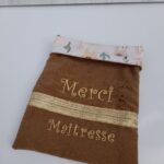 Pochette livre brodée