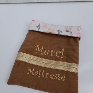 Pochette livre brodée