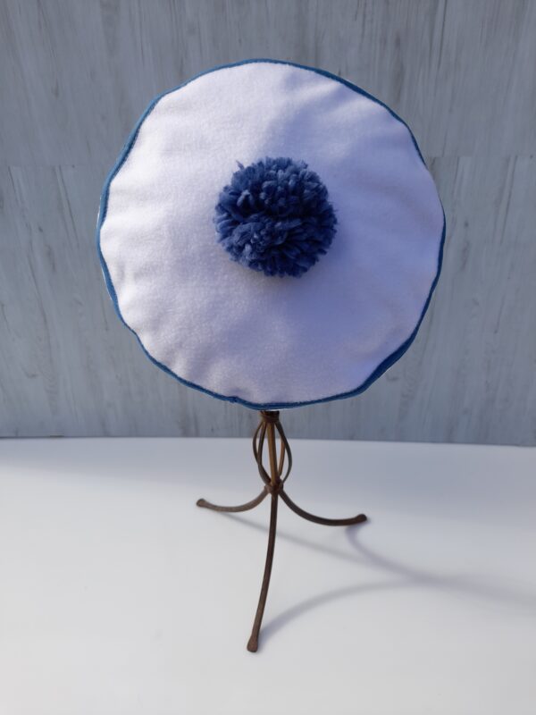 Béret blanc bleu