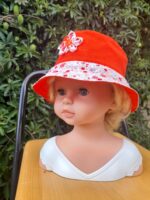 Chapeau fille rouge fleuri