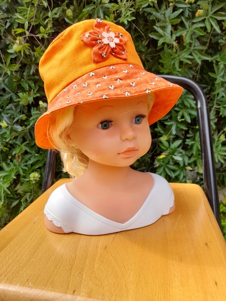 Chapeau fille orange abeille