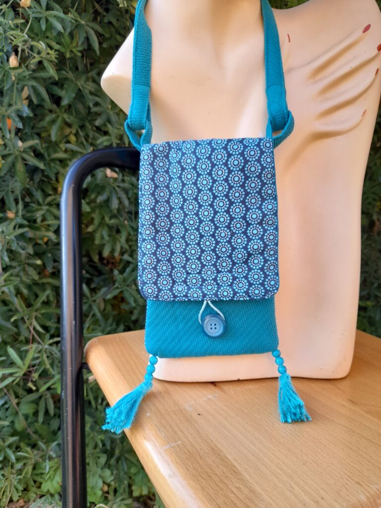 Pochette portable bleue artisanale